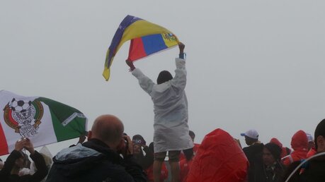 Pilger auf dem Corcovado- bei Nebel, Regen und Sturm  (DR)