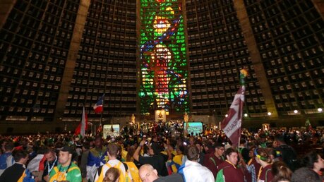 Pilger in der Kathedrale von Rio  (DR)