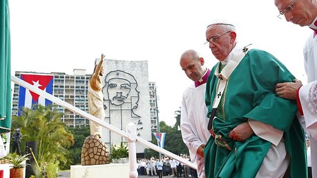 Franziskus auf dem Weg zur Messe in Havanna / © Tony Gentile (dpa)