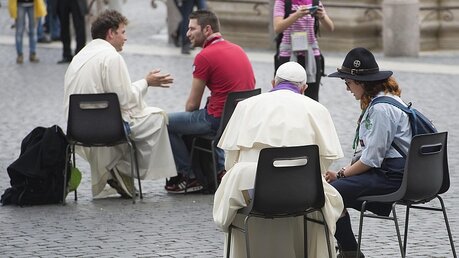 Zwei Stühle und ein offenes Ohr, damit hat sich Papst Franziskus auf den Petersplatz gesetzt und Jugendlichen die Beichte abgenommen / © Osservatore Romano Handout (dpa)