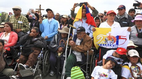 Menschen in Quito (dpa)