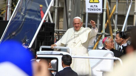 Papst Franziskus in Quito (dpa)