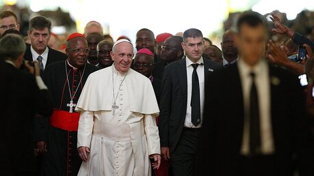 Papst Franziskus auf dem Weg zum Treffen mit Geistlichen / © Paul Haring (dpa)