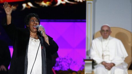 Aretha Franklin mit dem Papst (dpa)