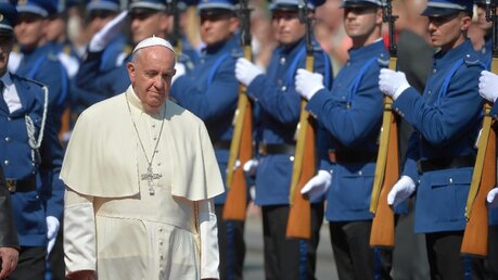 Papst Franziskus wird in Sarajevo empfangen.Vor Regierungsvertretern plädierte er für einen Dialog zwischen den verschiedenen Volksgruppen. Im Anschluss ließ er weiße Tauben als Friedenssymbol aufsteigen. (dpa)