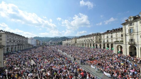 Zehntausende Menschen begrüßten den Papst