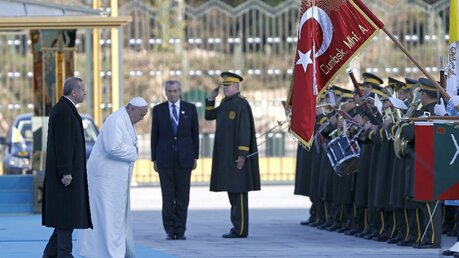 Papst Franziskus wurde von einer Kavallerie-Abteilung des türkischen Militärs  begrüßt  (dpa)