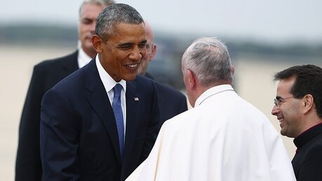Barack Obama begrüßt Franziskus / © Tony Gentile (dpa)