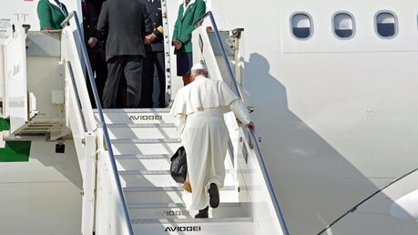 Los geht's: Franziskus steigt ins Flugzeug / © Telenews (dpa)