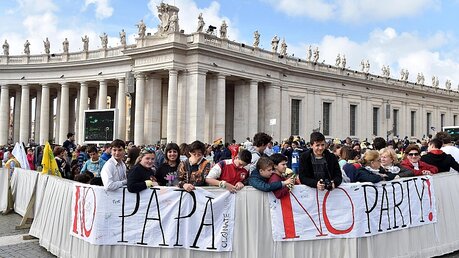 Jugendliche Pilger warten auf Papst Franziskus / © EPA/Ettore Ferrari (dpa)