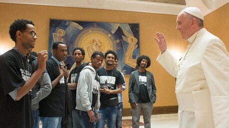 Papst trifft Überlebende des Bootsunglücks vor Lampedusa  (dpa)