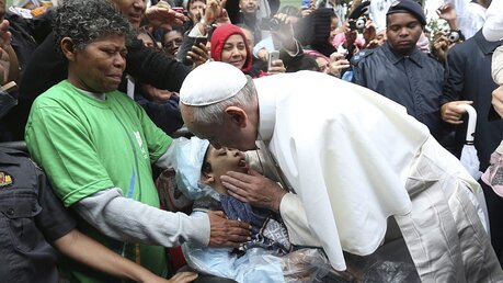 Papst Franziskus ganz nah bei den Menschen  (dpa)