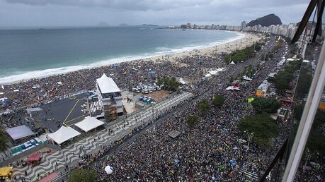 Messe mit Papst Franziskus an der Copacabana (dpa)
