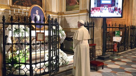 22. Juni. Reise nach Turin. Franziskus betet in der Kathedrale. (dpa)