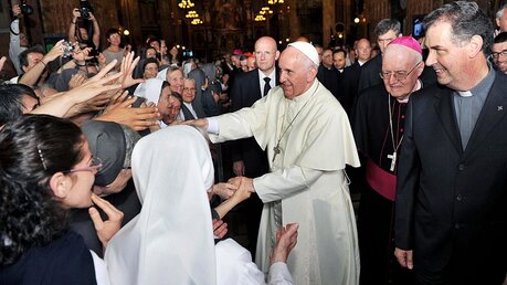 Franziskus begrüßt Gläubige in der Maria-Hilf-Basilika (dpa)