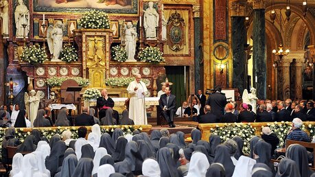 Papst Franziskus betet in der Maria-Hilf-Basilika (dpa)