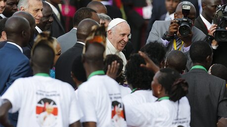 Papst Franziskus in der Menschenmenge / © Dai Kurokawa (dpa)