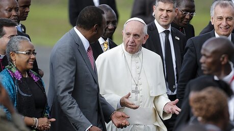 Papst Franziskus im Gespräch mit Kenias Präsidenten Kenyatta / © Dai Kurokawa (dpa)