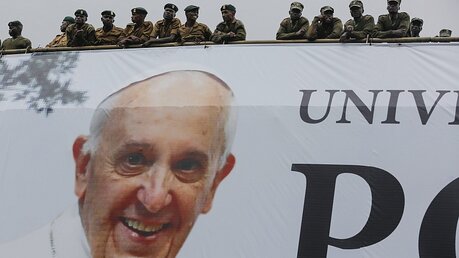 Papst-Banner in Kenia / © Dai Kurokawa (dpa)