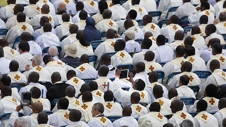 Besucher der Papstmesse in Nairobi / © Dai Kurokawa (dpa)