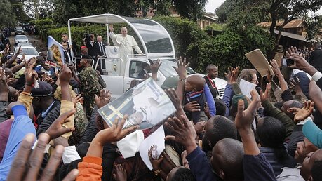 Papst Franziskus fährt im Papamobil zum Slum / © Dai Kurokawa (dpa)