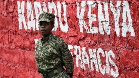 Soldatin vor dem Eingang zum Slum nahe Nairobi / © Daniel Dal Zennaro (dpa)