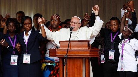 Papst Franziskus mit kenianischen Jugendlichen / © Daniel Irungu (dpa)