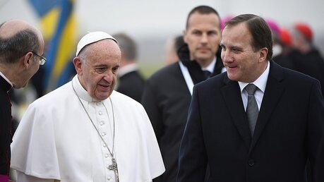  Schwedens Premierminister Stefan Lofven im Gespräch mit Papst Franziskus. / © Emil Langvad (dpa)