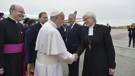 Papst Franziskus und Erzbischöfin Antje Jackelén / © Osservatore Romano (dpa)