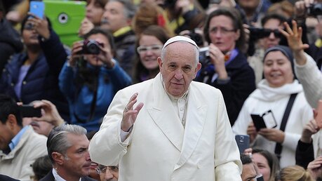 Papst Franziskus grüßt in die Menge / © Giorgio Onorati (dpa)