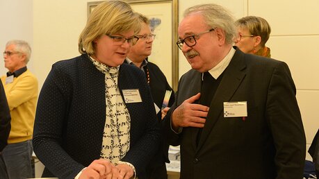 Prälat Josef Sauerborn, Bischofsvikar für den Diözesanrat, im Gespräch. / © Tomasetti (DR)