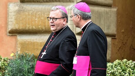 Bischof Franz-Josef Bode im Gespräch / © Romano Siciliani (KNA)