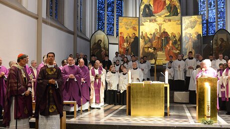 Priester aus dem ganzen Erzbistum sind zur Feier der Einführung von Dr. Wolfgang Picken als Stadtdechant gekommen. / © Tomasetti (DR)