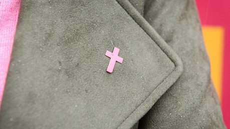 Purpurkreuz, Symbol für eine geschlechtergerechte Kirche der Katholischen Frauengemeinschaft Deutschlands (kfd) / © Julia Steinbrecht (KNA)