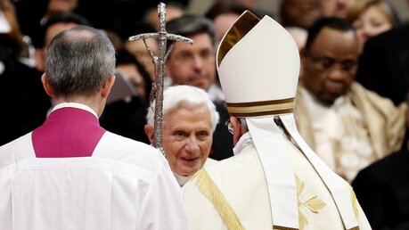 Papst begrüßt seinen Vorgänger (dpa)