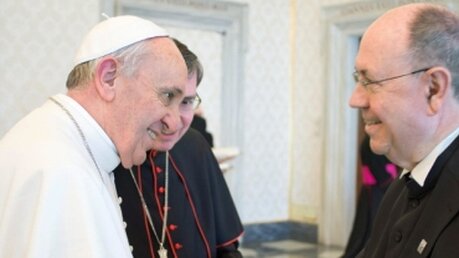 Papst Franziskus mit dem Ratsvorsitzenden Schneider (epd)