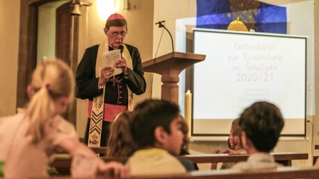 Rainer Maria Kardinal Woelki hält im Einschulungsgottesdienst eine Ansprache vor den Kindern.  / © Schoon (Erzbistum Köln)