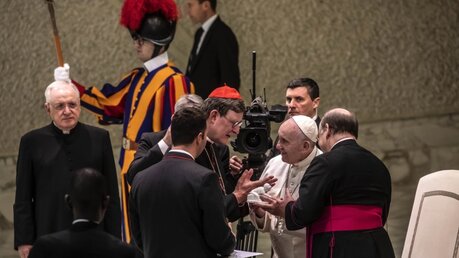 Rainer Maria Kardinal Woelki im Gespräch mit Papst Franziskus / © Stefano dal Pozzolo (KNA)