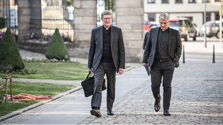 Rainer Maria Kardinal Woelki und Weihbischof Schwaderlapp / © Julia Steinbrecht (KNA)