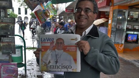 Ein glücklicher Argentinier ersteht eine Zeitung / © Johannes Maeling (DR)