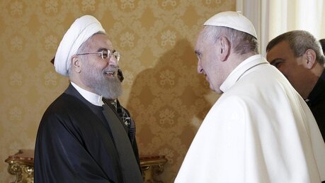 Papst Franziskus (r) mit Präsident Ruhani / © Andrew Medichini (dpa)