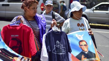 Straßenverkäufer mit Romero-Souvenirs (KNA)