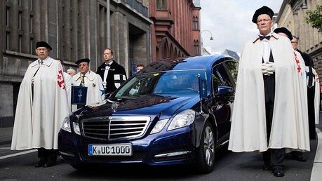 Der Sarg des verstorbenen Kardinals Joachim Meisner wird zum Dom in Köln geleitet / © Rolf Vennenbernd (dpa)