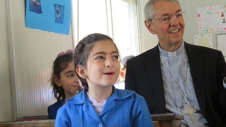 Erzbischof Schick in einem Kindergarten in Damaskus (DBK)