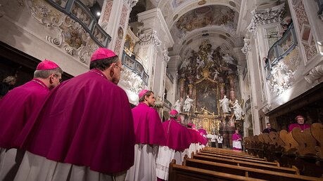 Die Bischöfe ziehen zum Eröffnungsgottesdienst in die Schöntaler Klosterkirche ein / © Marijan Murat (dpa)