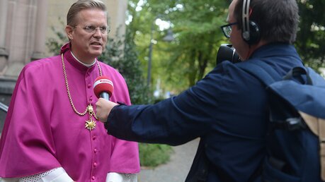 Schon kurz nach dem Gottesdienst führt Pfarrer Dominik Meiering sein erstes Domradio-Interview. / © Tomasetti (DR)