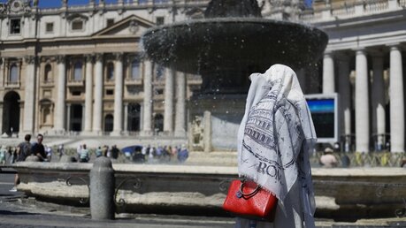 Schutz vor Hitze im Vatikan / © Gregorio Borgia (dpa)