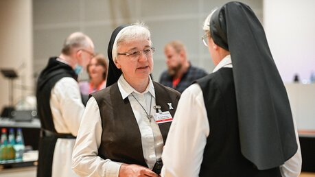 Schwester Katharina Kluitmann (l.), Provinzoberin der Franziskanerinnen von der Buße und der christlichen Liebe / © Julia Steinbrecht (KNA)