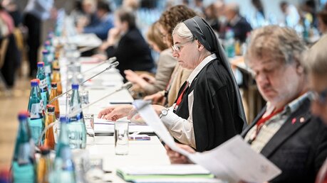 Schwester Nicola-Maria Schmitt, Ordensschwester der Vinzentinerinnen, während der zweiten Synodalversammlung / © Julia Steinbrecht (KNA)