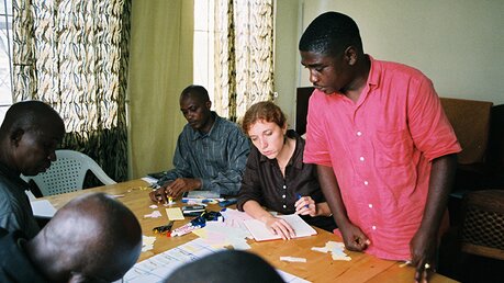Sidonia Gabriel, AGEH-Fachkraft im Zivilen Friedensdienst, arbeitet in Monrovia auf dem Gebiet der Mediation mit liberianischen Sozialarbeitern zusammen. (AGEH)
